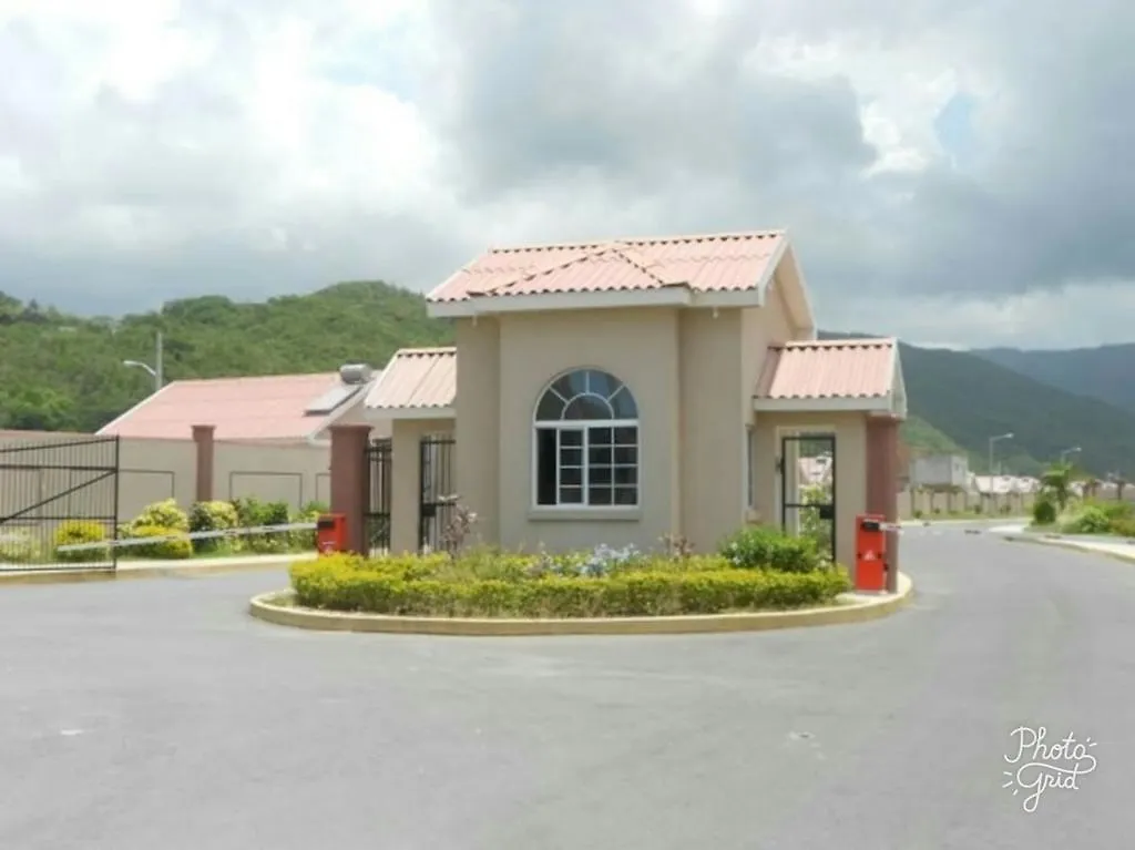 Caymanas Estate Beautiful Three Bedroom House Spanish Town Jamaika